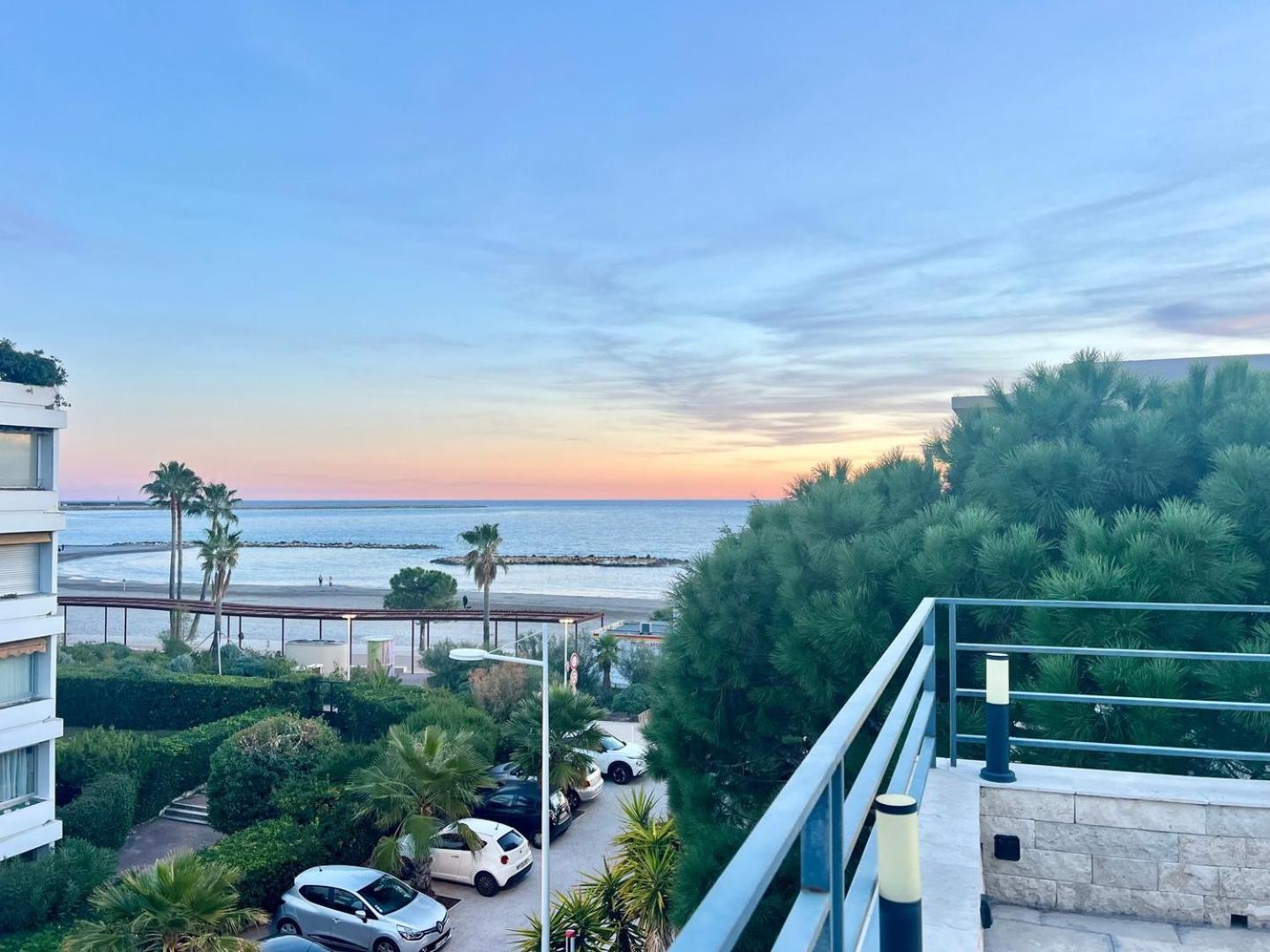 Sea And Mountain Views From Your Rooftop ! *