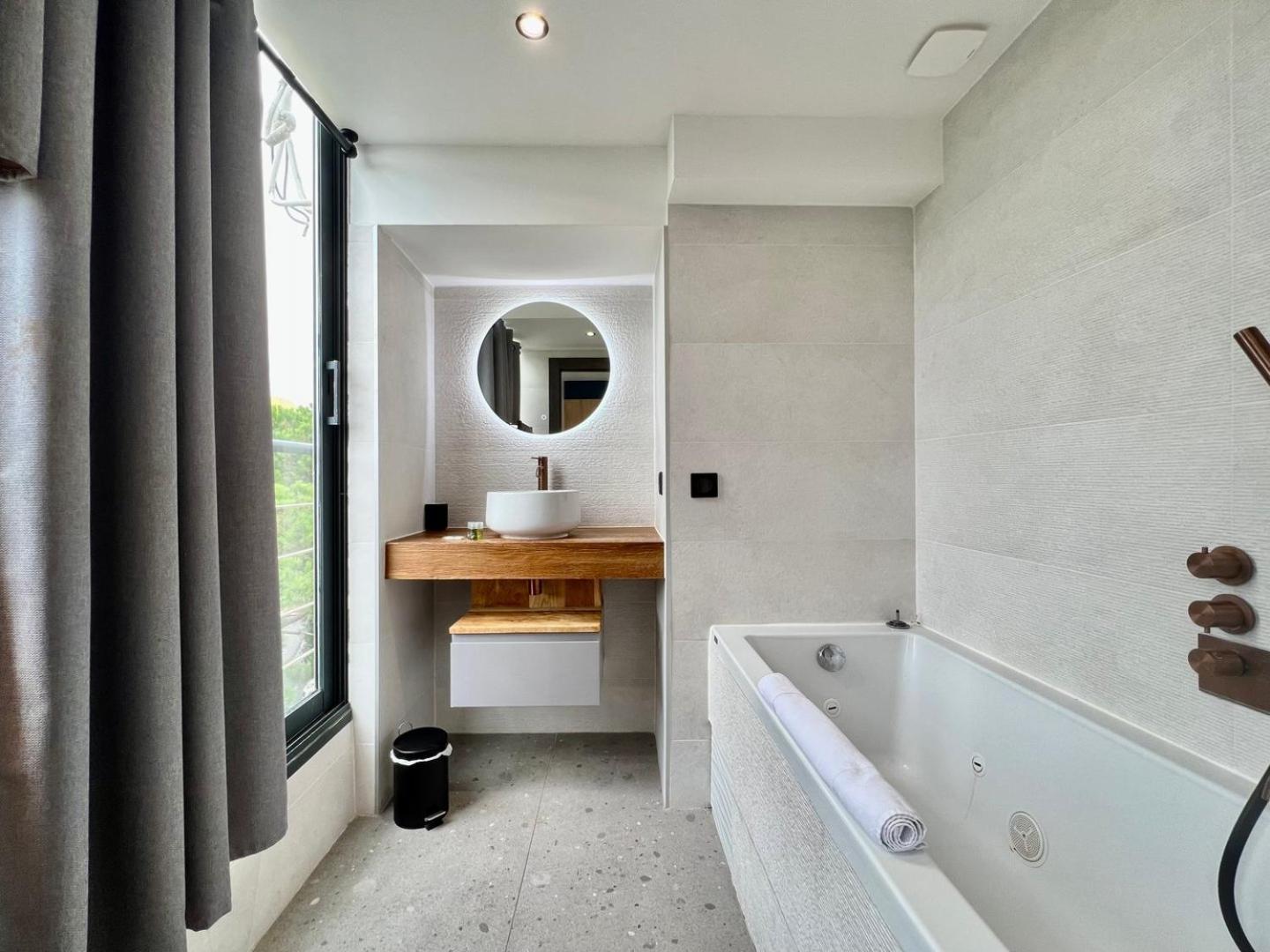 Sea And Mountain Views From Your Rooftop ! Appartement *